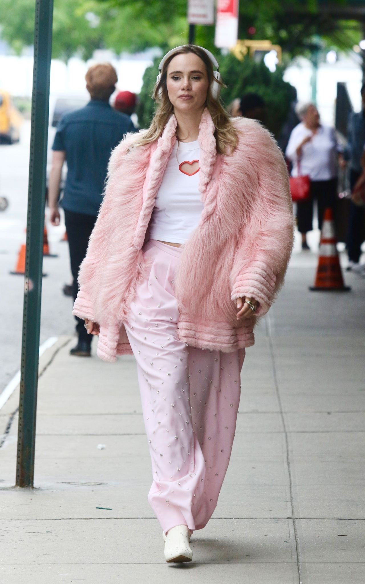 Suki Waterhouse Rocks Sonos Headphones and Pretty in Pink Attire on a Film Set09